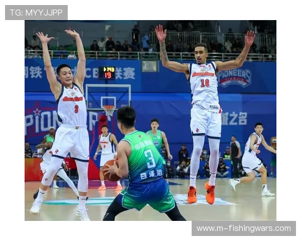 广东东阳光胜天津先行者，杜锋场边点赞队员表现