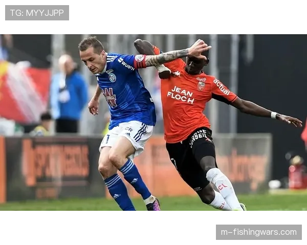 冲突瞬间：斯特拉斯堡与洛里昂球员大规模推搡，主裁连出三黄