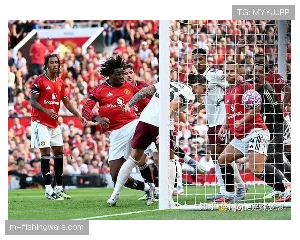 特写:阿森纳球员在角球进攻中,利用一套复杂手势信号完成临场战术切换